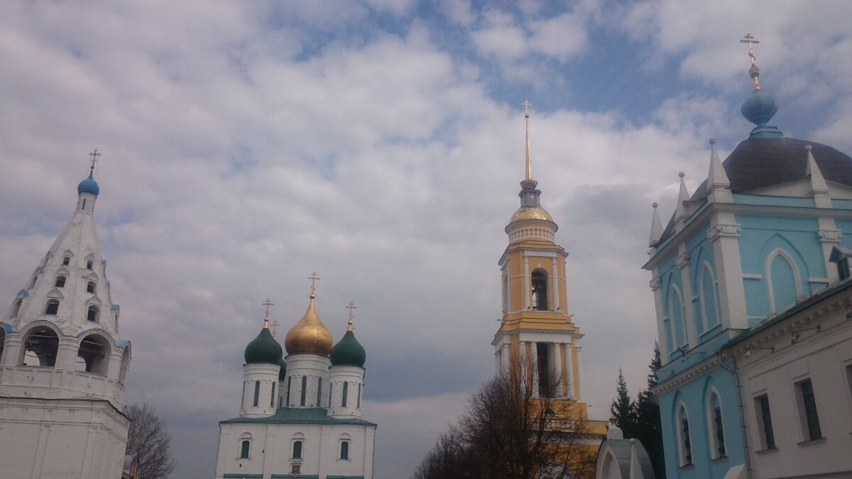 Храмы на Коломенской площади, в историческом центре города.