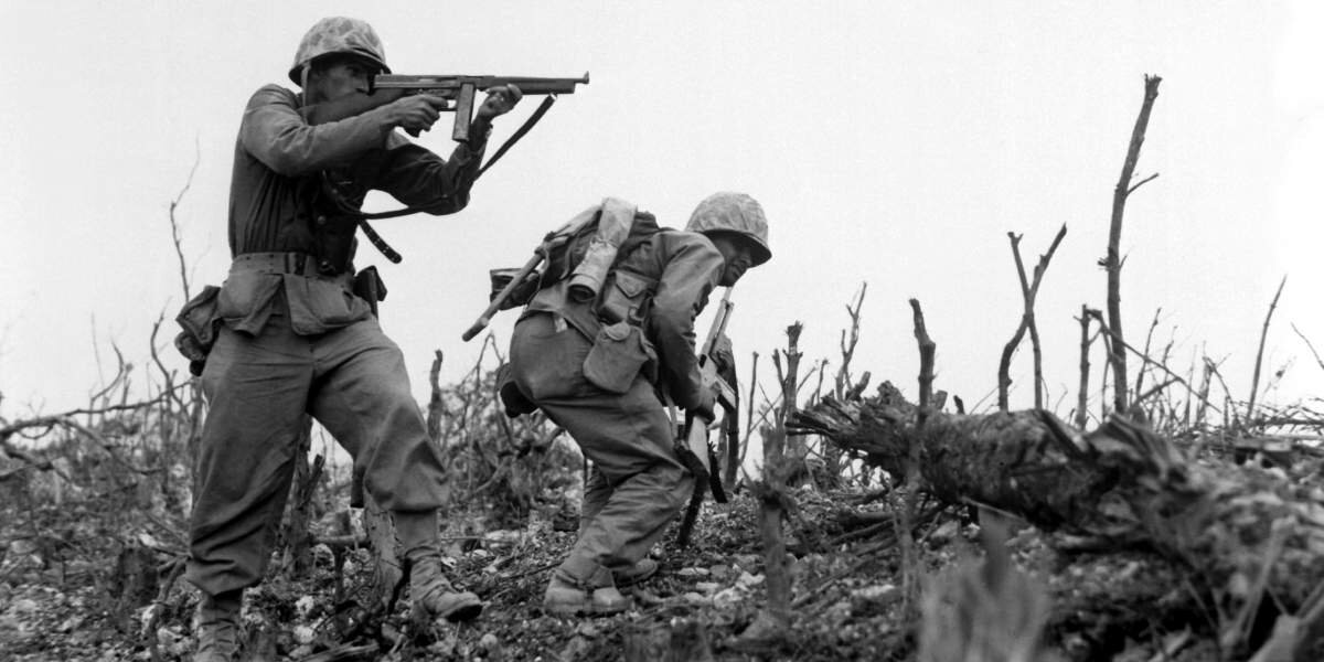 Американский морпех с «томми-ганом» на Окинаве