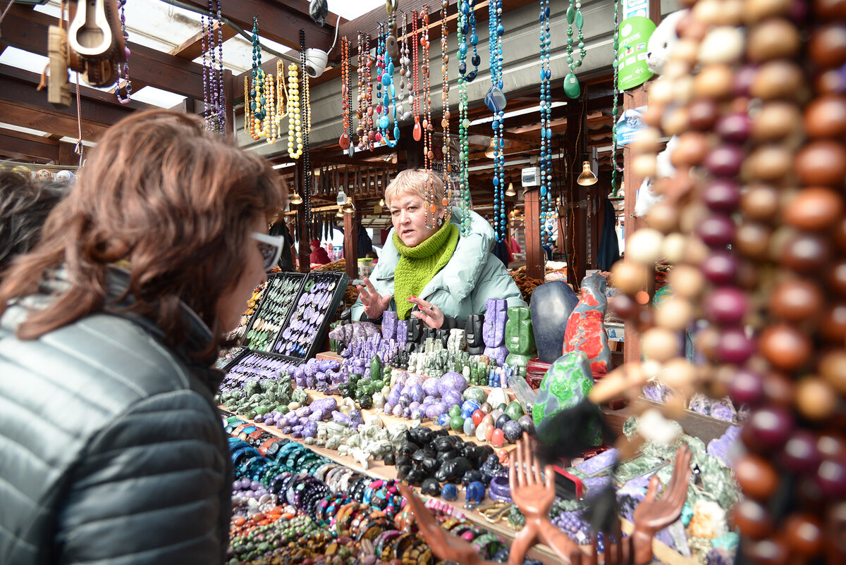 Светлана, коренная жительница Листвянки, торгует сувенирами на рынке. 
