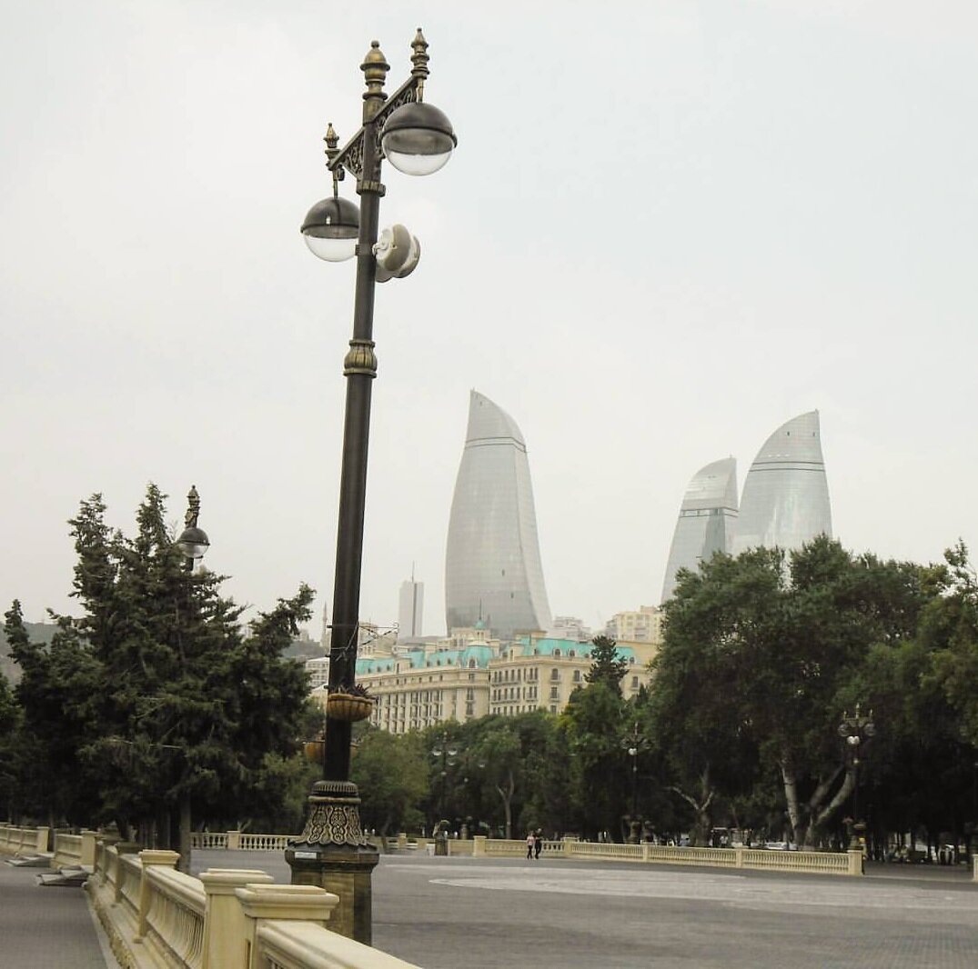 Фотография сделана рано утром, небольшая утренняя дымка скрывает солнце. Через 30 минут дымка прошла и палящее солнце выгнало всех с улиц.