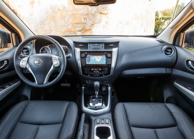 Салон такой же, как и у любого другого современного внедорожника, что означает наличие кожаной обивки, сидений с подогревом, мультимедийной системы, кондиционера и других аксессуаров