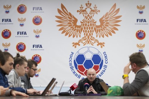 

На стадионе «Ахмата» во время игры против «Спартака» не только оскорбляли арбитра через дикторский микрофон. Президент клуба Магомед Даудов находился в зоне, в которой не имеет права находиться, «показал палец» (судя по словам комментатора Арустамяна) после одного из решений арбитра, а после финального свистка вроде как взял судью под руку и повёл в подтрибунные помещения.
