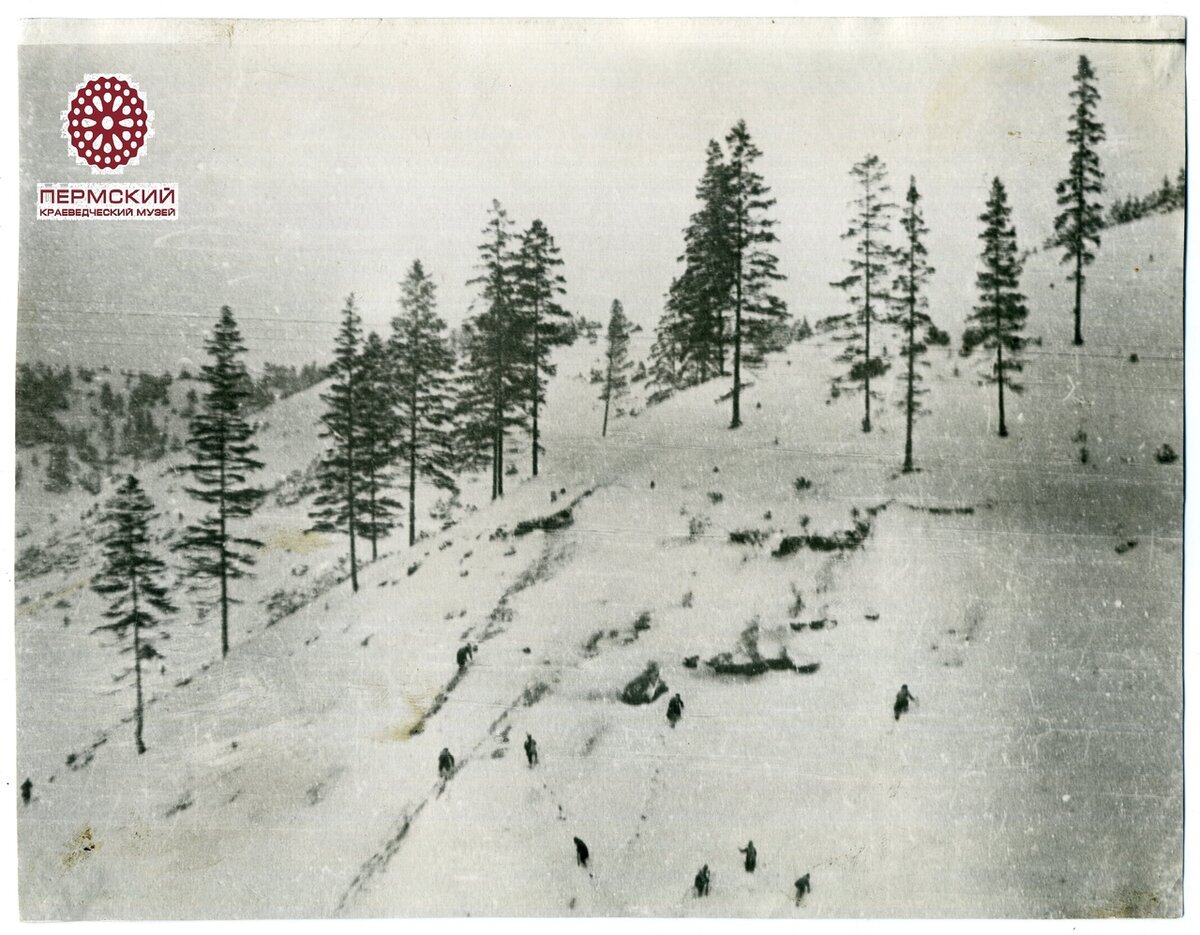 Группа "красных" при подъеме на высоту занятую "синими".