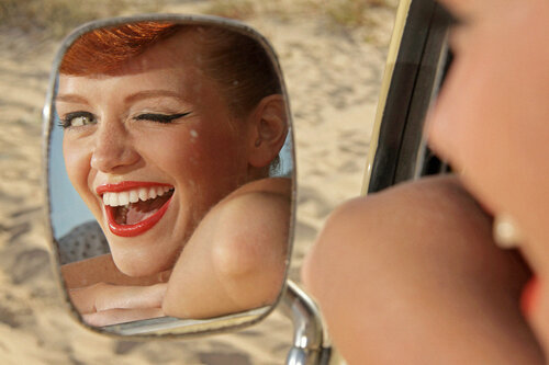 Первое, что следует сделать – улыбнуться самому себе в зеркало. Смотрите сами на себя 1-2 минуты, и вы почувствуете улучшение.
 При выполнении упражнений, не переставайте улыбаться, на первый взгляд  это кажется странным, но на самом деле это работает на 100%.