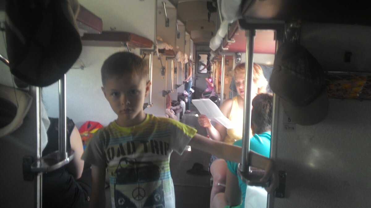 Выбрали плац-карт - тогда это было ощутимо дешевле купе.Ехали в конце мая,когда еще относительно не жарко