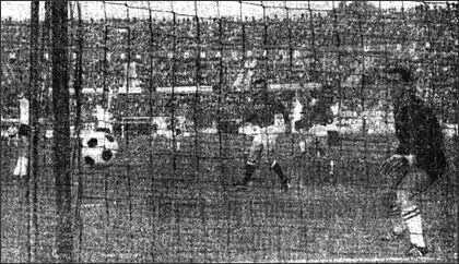 Мяч влетает в ворота сборной СССР