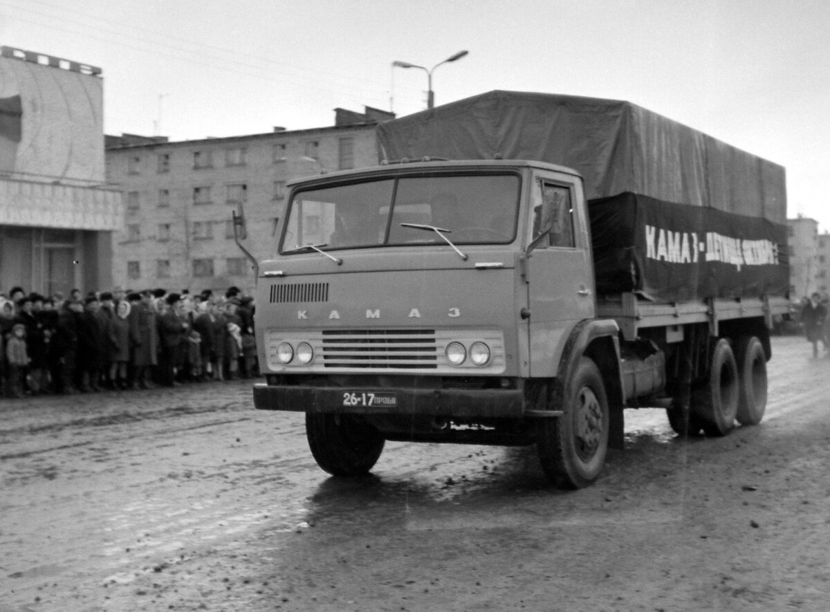 7 ноября 1971 года.  До выпуска первого КАМАЗа остается больше 4-х лет. КАМАЗовский прототип  участвует в демонстрации, посвященной Октябрьской  революции. Надпись на тенте гласит «КАМАЗ-детище Октября!»