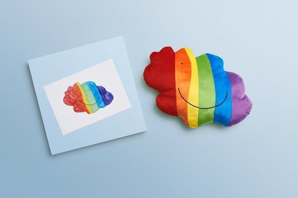 Разноцветное радужное облачко, нарисованное ребенком, превратилось в милую подушку...
