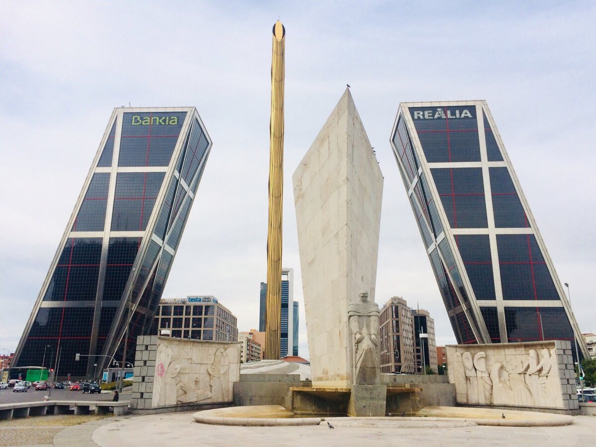 Ворота европы это. Translation of realia. Ворота европы филип джонсон. Башни-близнецы "ворота европы" в мадриде. Ворота европы это.