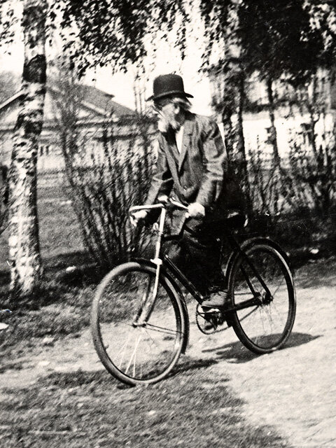 Циолковский на велосипеде. Источник: wikimedia.org