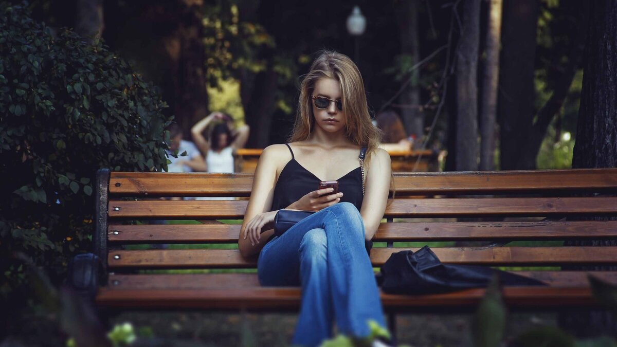 Источник фото: https://res.allmacwallpaper.com/mac-wallpaper/Girl-Park/9161