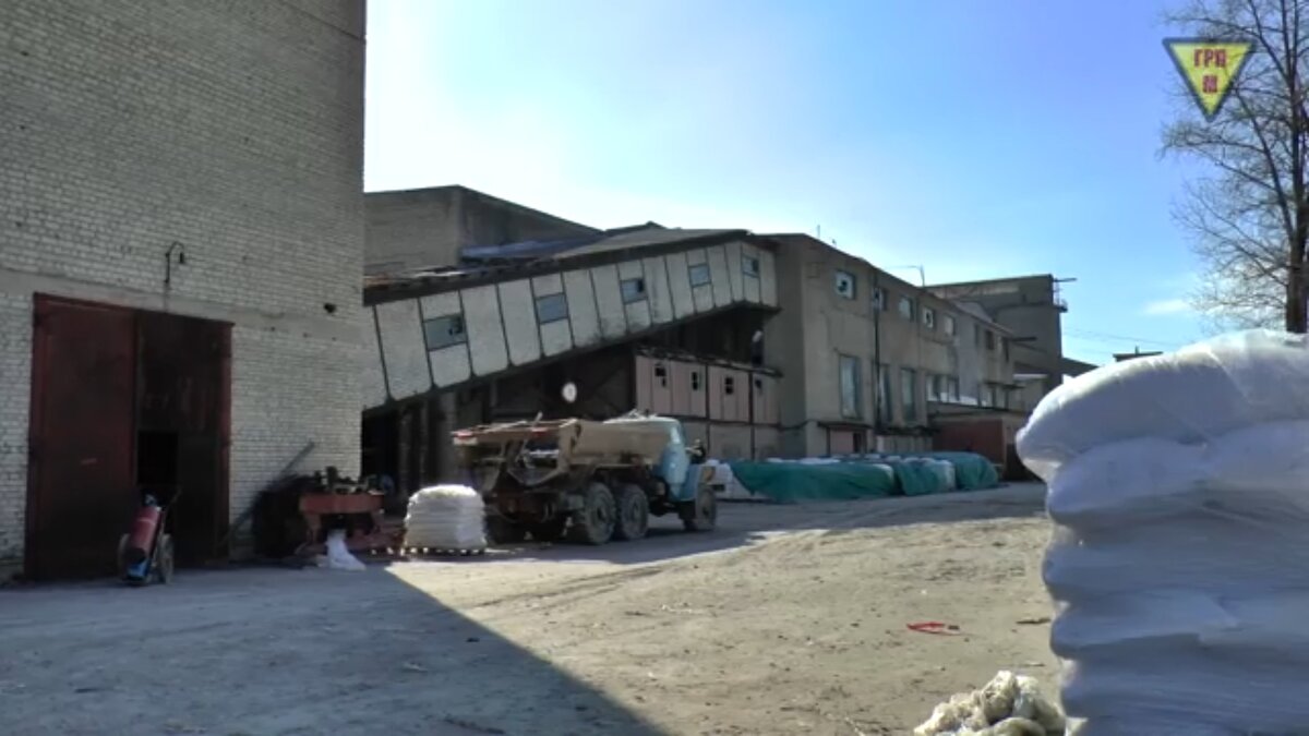 Заброшенные корпуса завода с леерами. Именно в них я обнаружил оставленную фосфоритную руду.