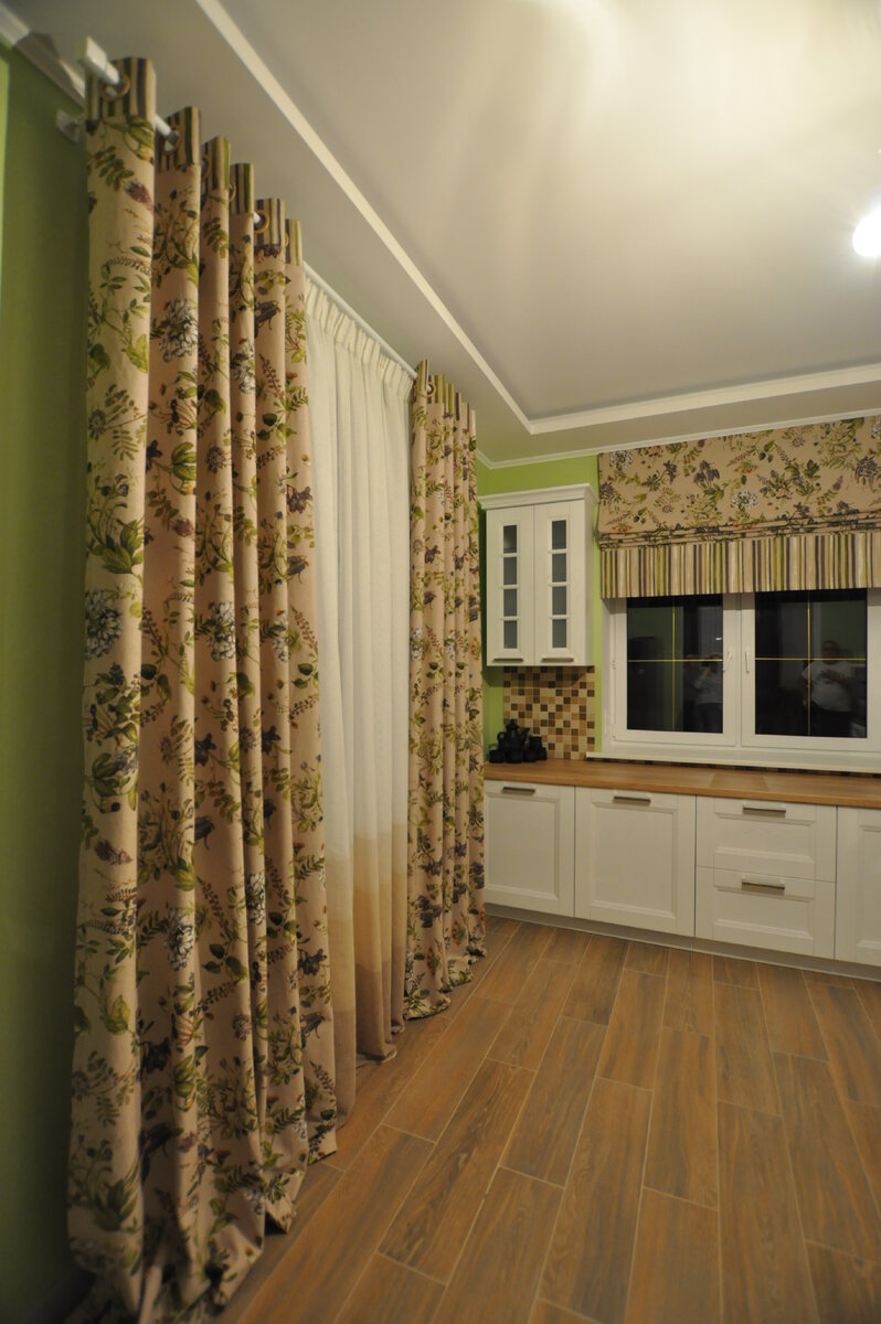 Здесь цветовая гармония достигнута за счет того, что все цвета взяты из интерьера (плитка, пол, столешница, фасад кухни).