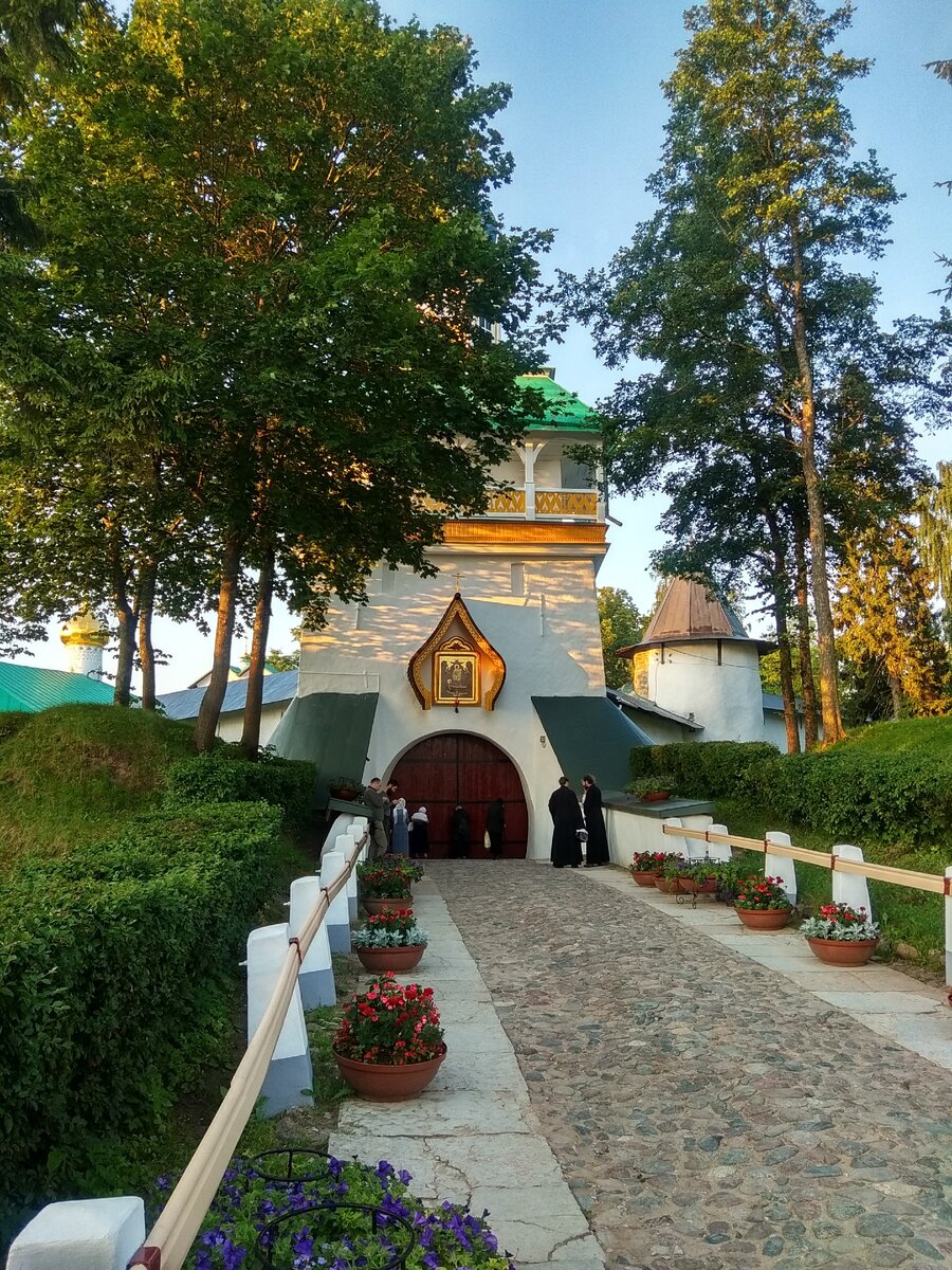 Вход во Псково-Печерский монастырь

