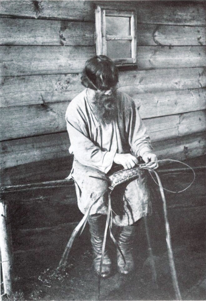 Плетение лаптей на Руси было сугубо мужским делом. Изготовление не занимало более 30 минут а сырье можно было найти на каждом шагу.