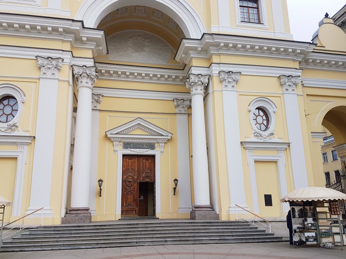 Базилика выполнена в стиле раннего классицизма