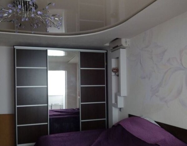 Начнём с этой современной спальни. Что же с ней не так (кроме глянцевого натяжного потолка, который дизайнеры недолюбливают)? Чтобы проверить свои догадки, листайте карусель >>> 