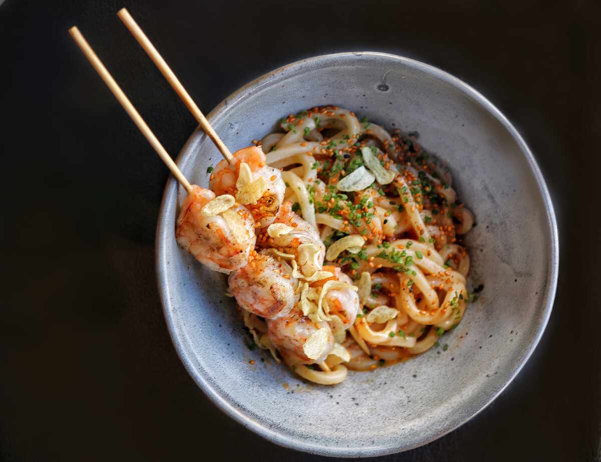 Удон, креветки, чоризо