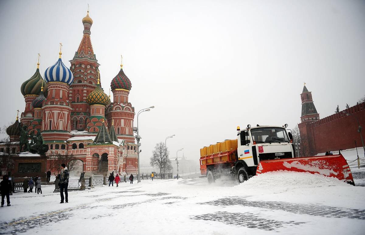 Почему не чистят москву. Снег в Москве. Зима в Москве в марте. Снег в марте в Москве. Москва столичный город зима.