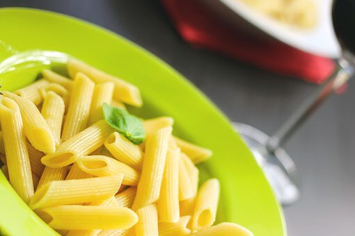 https://pixabay.com/photos/rigatoni-pasta-noodles-food-meal-569072/
