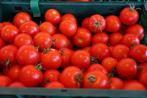 https://pixabay.com/photos/tomatoes-healthy-red-market-862769/