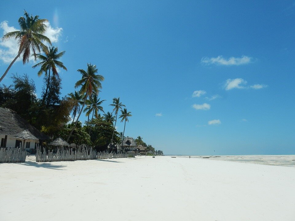https://cdn.pixabay.com/photo/2017/02/04/00/12/beach-2036446_960_720.jpg
