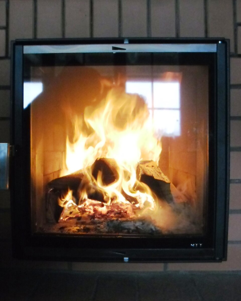 Обычное горение дров в отопительном камине.