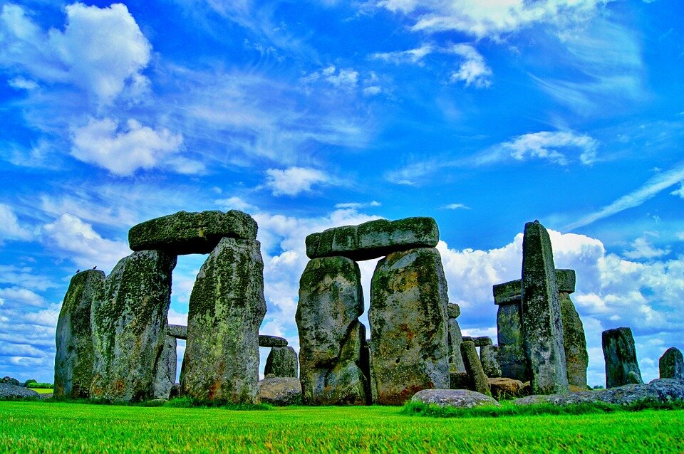 https://cdn.pixabay.com/photo/2013/04/08/14/22/stonehenge-101801_960_720.jpg