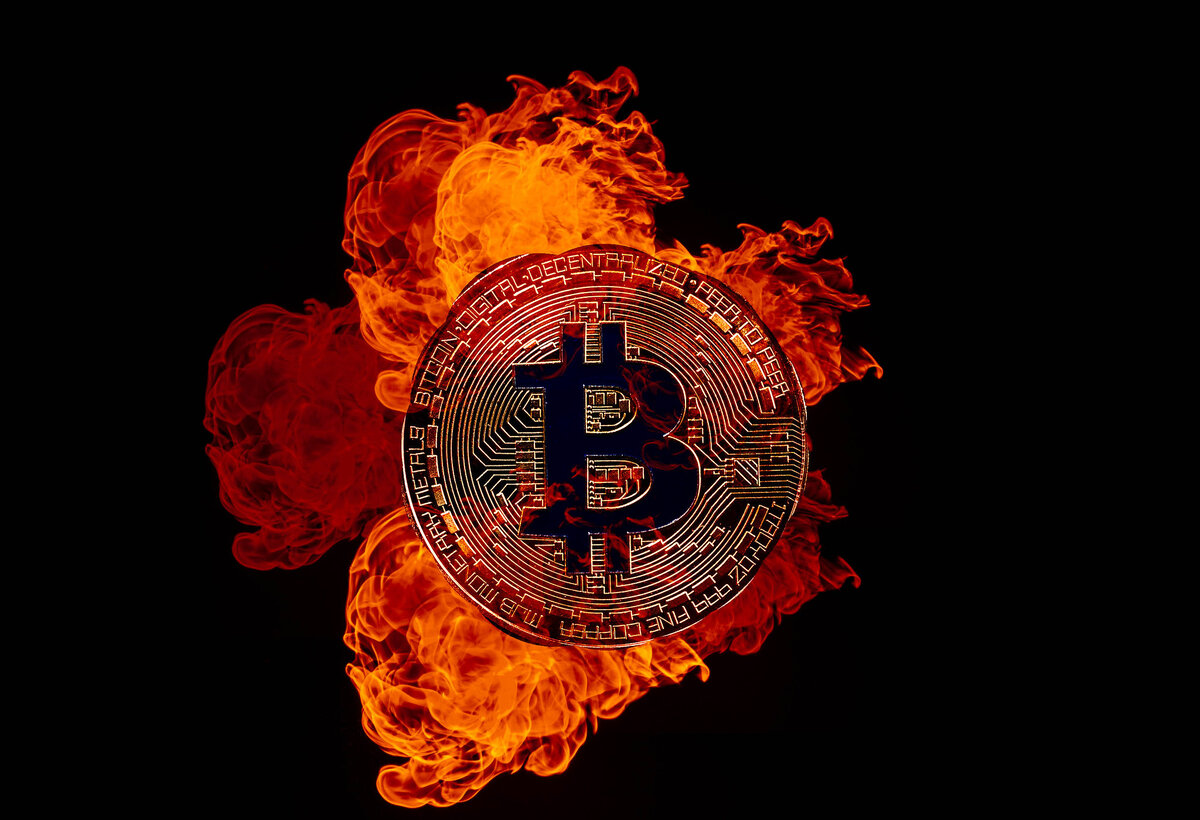 Оригинал фото https://foto.wuestenigel.com/golden-bitcoin-on-fire-over-black-background/