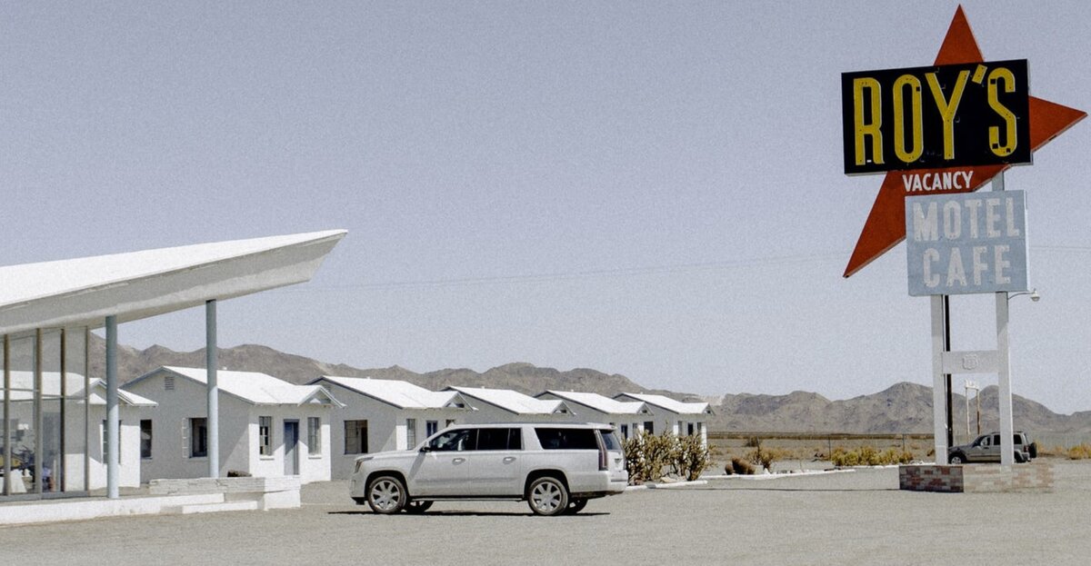 Motel... (https://images.pexels.com/photos/2986248/pexels-photo-2986248.jpeg?auto=compress&cs=tinysrgb&dpr=3&h=750&w=1260)