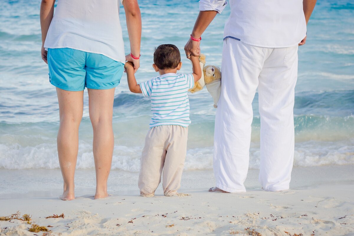 https://pixabay.com/photos/child-family-love-beach-holidays-1111818/