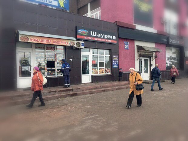 Помимо названия и режима работы, на ларьке должны быть указаны юридический и фактический адреса ИП, ИНН и контакты хозяина.Фото автора.