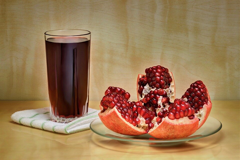 https://cdn.pixabay.com/photo/2019/02/05/18/09/pomegranate-3977500_960_720.jpg