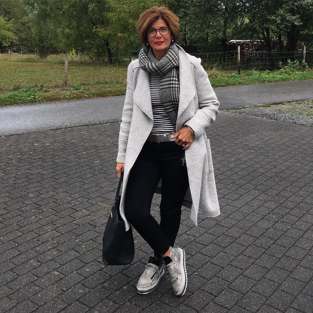 Неширокий ремень и очки с прозрачными линзами чудесно дополняют лаконичный наряд. /Фото: i.pinimg.com