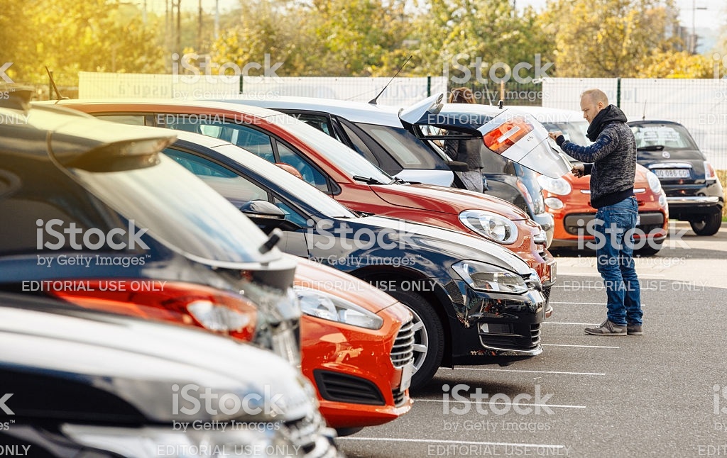 https://www.istockphoto.com/ru/%D1%84%D0%BE%D1%82%D0%BE/street-view-of-man-choosing-new-car-gm637668260-113863671