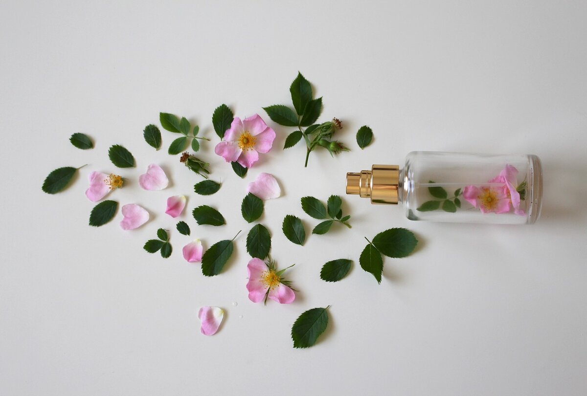 https://pixabay.com/photos/scent-of-roses-perfume-rose-bottle-3397281/
