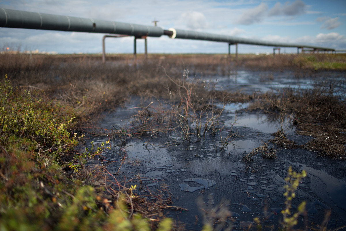 Источник нефтепродуктов. Разлив нефти на нефтепроводе. Загрязнение почв разлив нефти. Загрязнение почвы нефтепродуктами. Нефтяное загрязнение почвы.