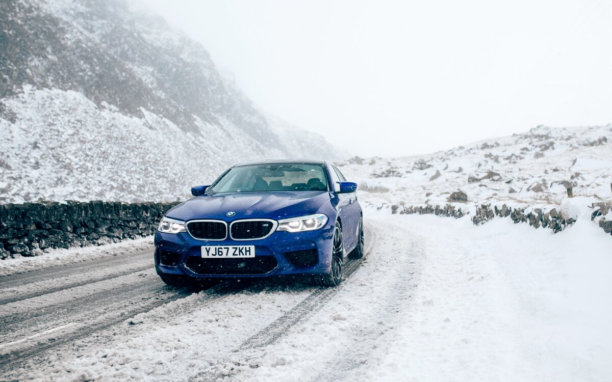 BMW m5 зима