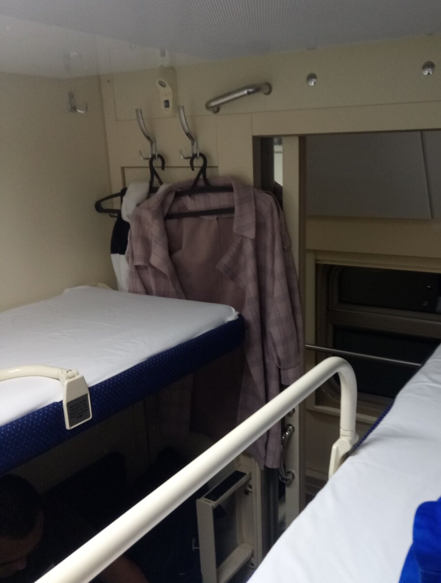 Фото со второй полки в двухэтажном поезде из моего архива