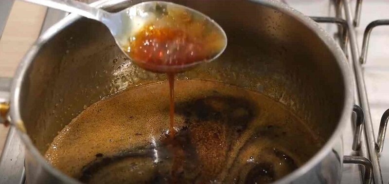 В кастрюльке варят два компонента, можно добавить сок лимона!