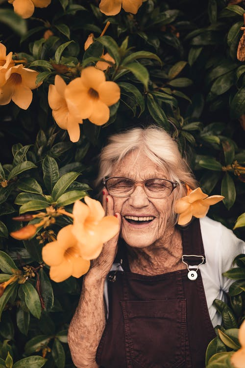  https://www.pexels.com/photo/woman-standing-near-yellow-petaled-flower-2050994/