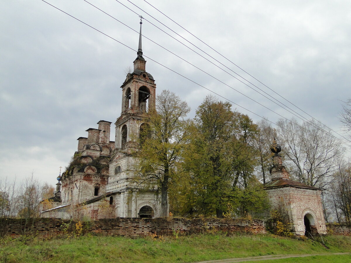 Заброшенный храм в селе Ликурга, Костромская область.
