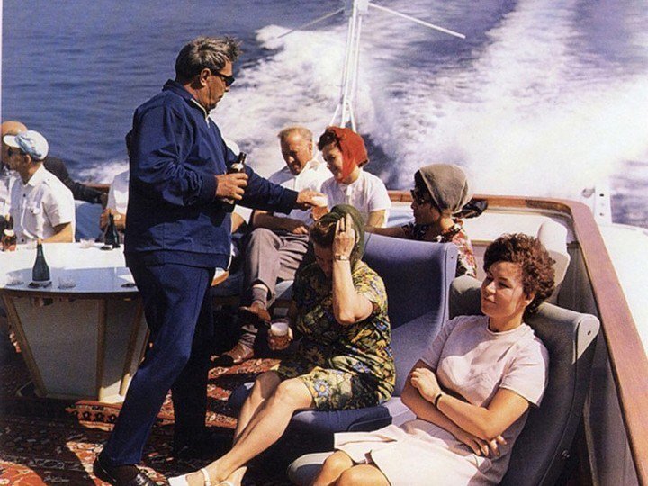 Леонид Брежнев катается по Черному морю около Госдачи N1 с семьей