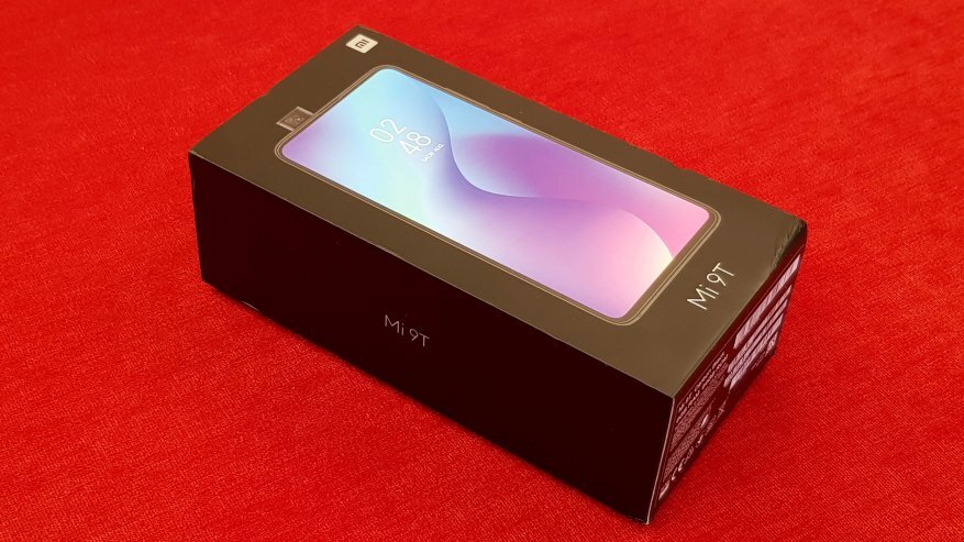 Коробка отличается от того, что мы привыкли видеть в сериях Mi и Redmi. Дизайн оформления стал более современным и строгим. С точки зрения практичности ничего не изменилось — упаковка очень прочная и надежно защищает смартфон.

