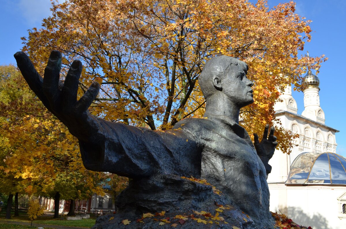 Памятник есенину в воронеже фото