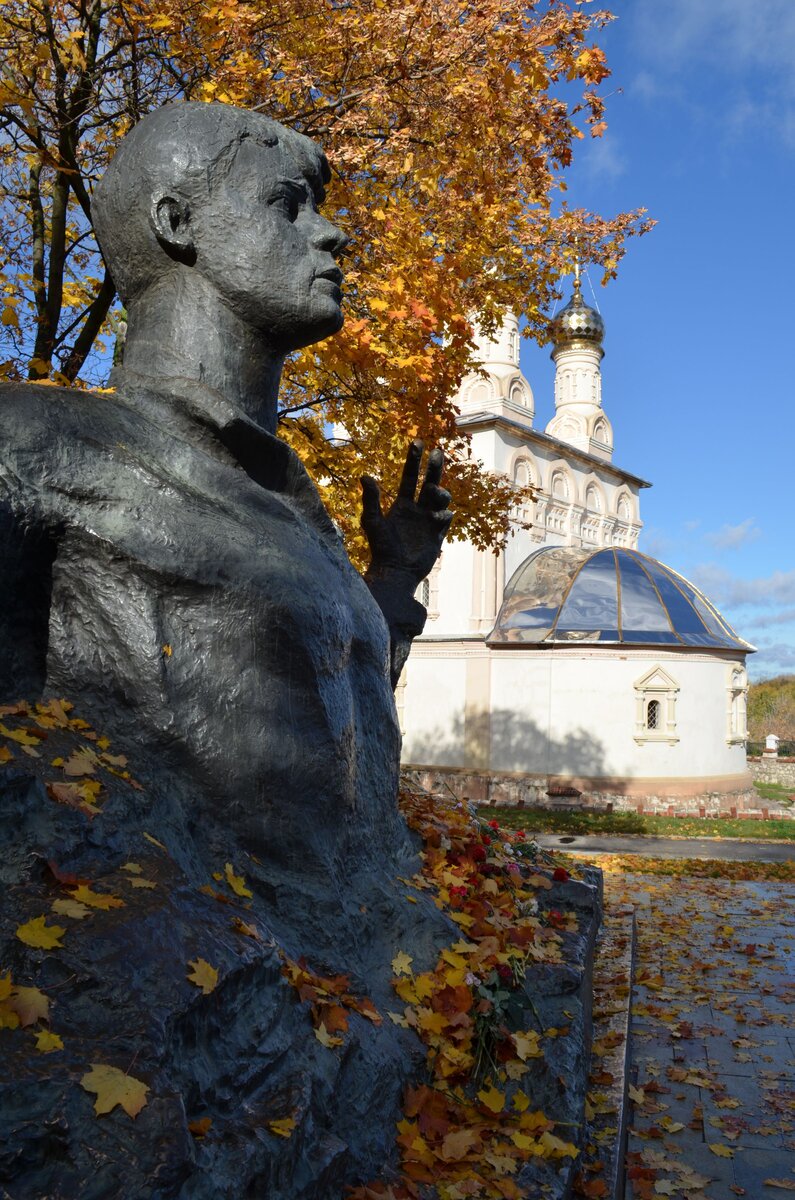 Памятник Есенина в Рязани