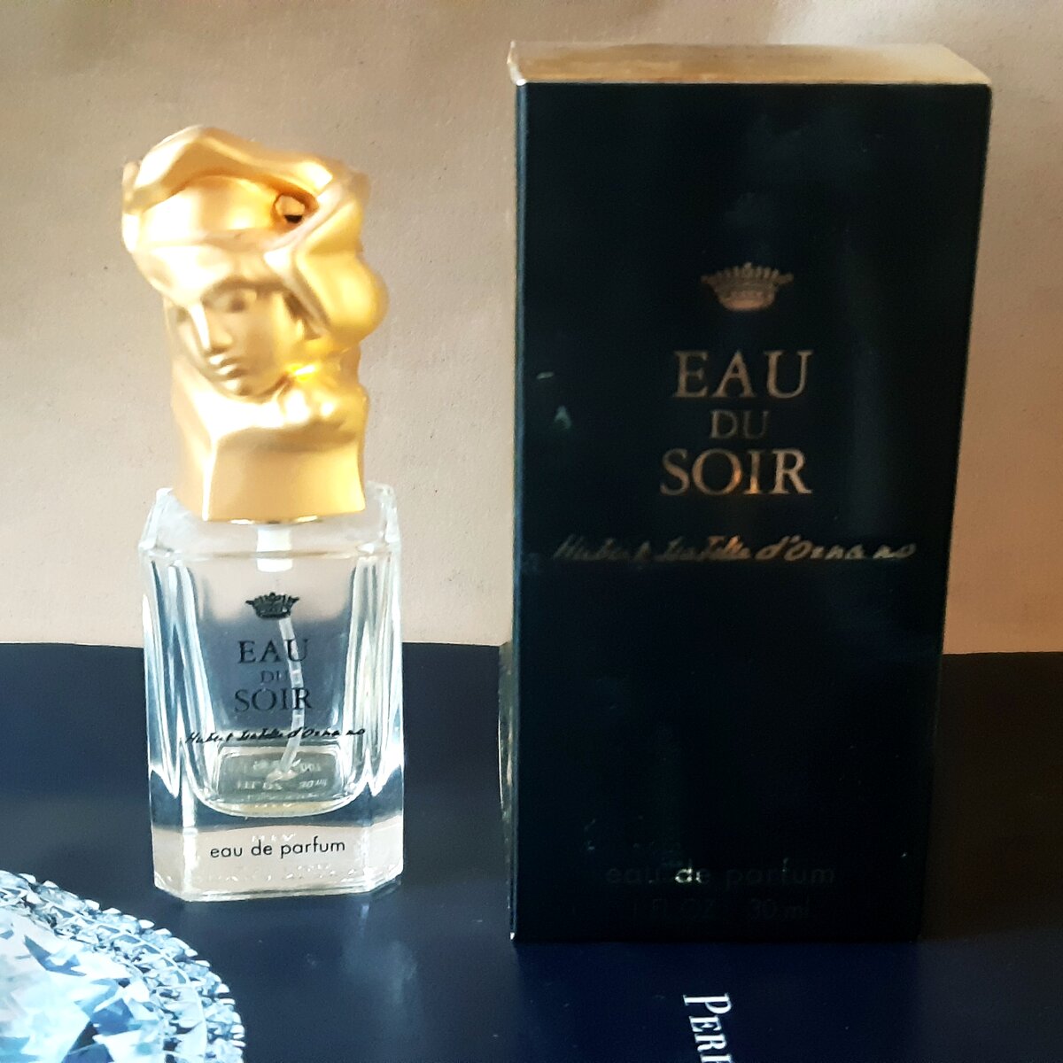 Крышечка у духов не простая (дело даже не в  том, что золотая). Это не просто крышка, а стильный аксессуар