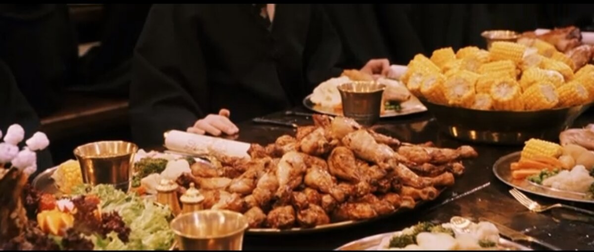 Пир в Хогвартсе. Кадр из фильма "Гарри Поттер и Философский камень"