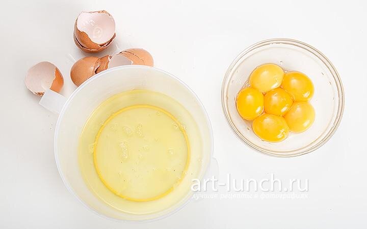 Яйца тщательно моем в тёплой воде с мылом. Аккуратно отделяем белки от желтков. Важно, чтобы ни капли желтка не попало в белок иначе белки не взобьются. Белки убираем пока в холодильник, они понадобятся нам позже.
