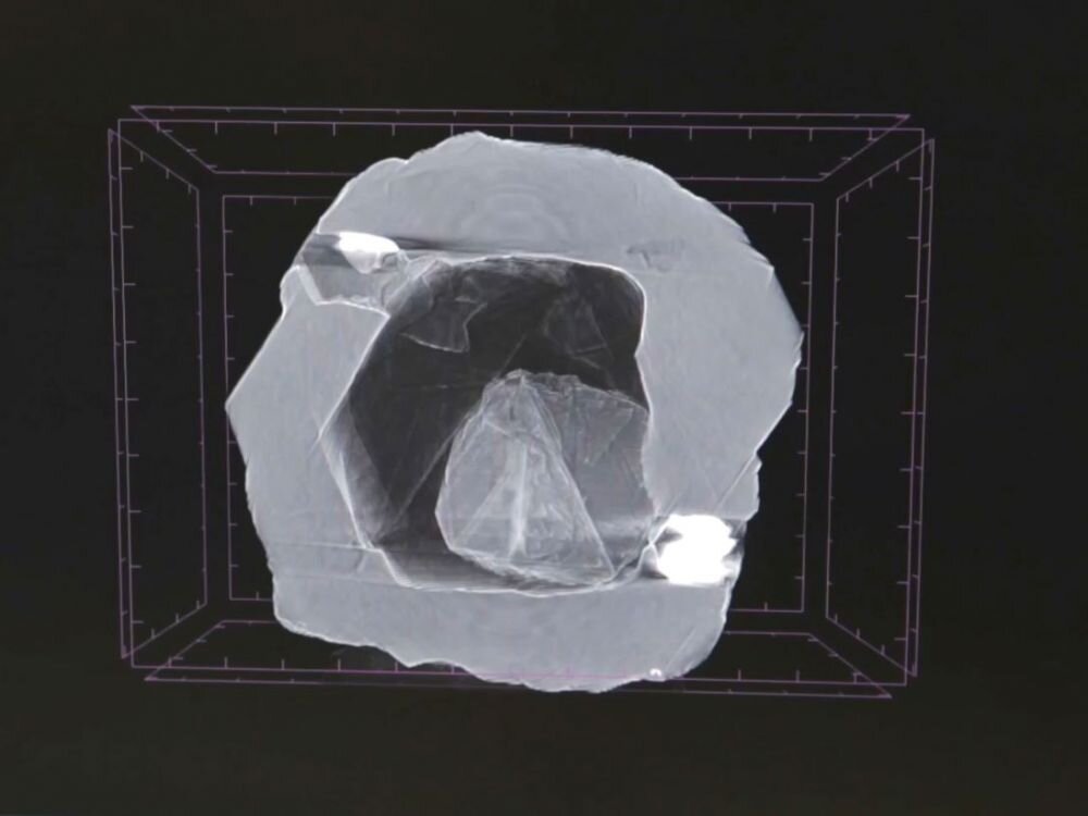 Обнаруженный алмаз является фактически алмазом, заключенным в другой алмаз и движущимся внутри свободно. Фото Алроса
